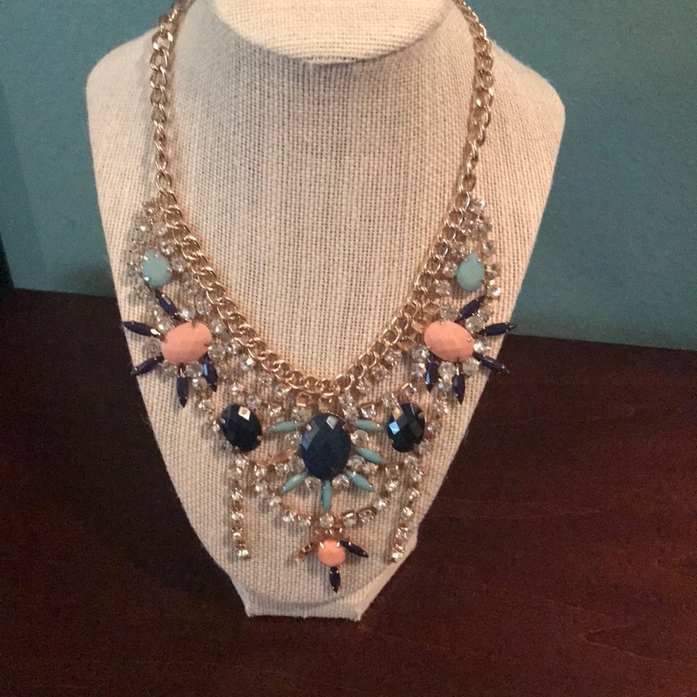 Beautiful statement necklace!